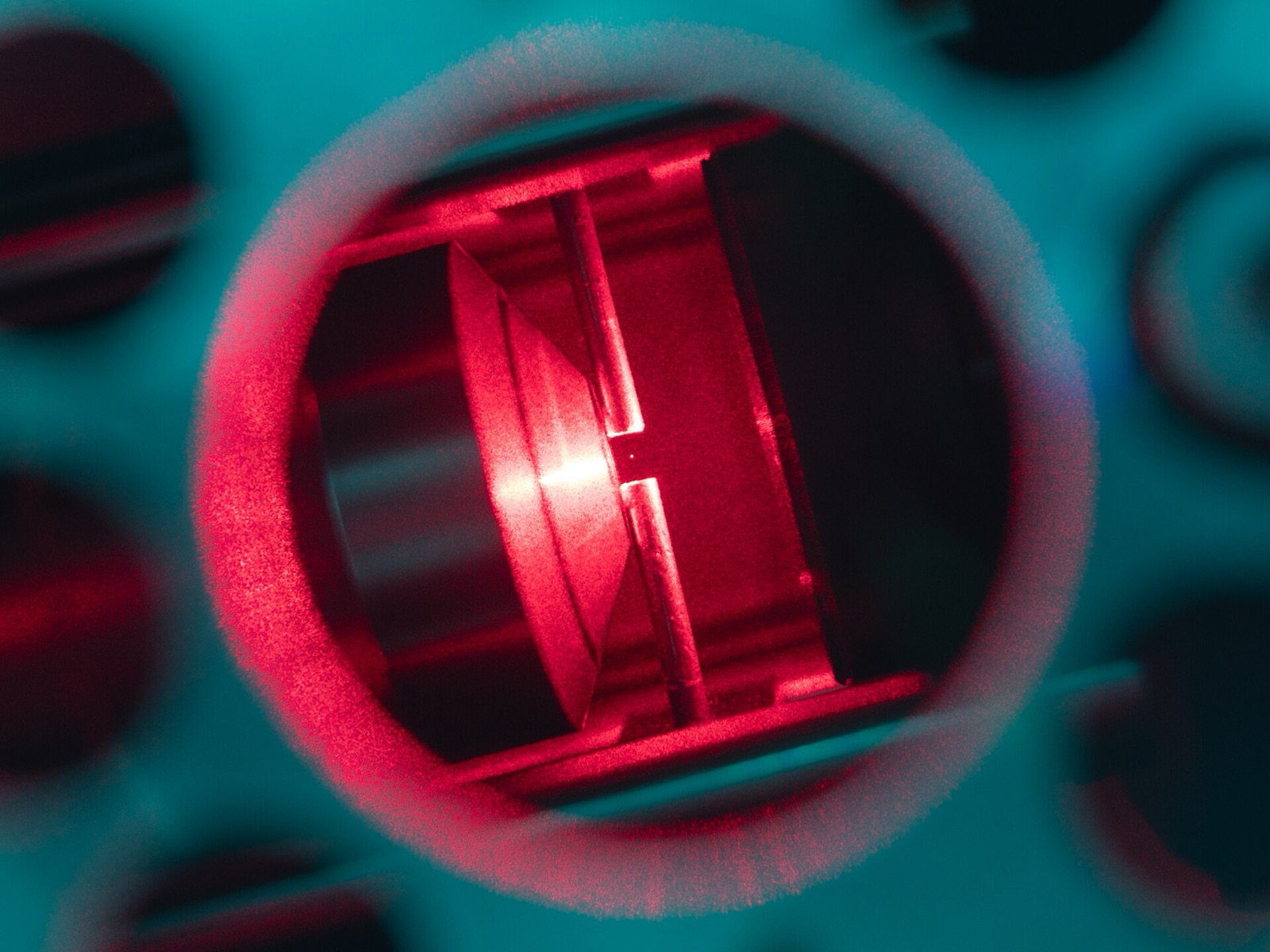 Intel Tunnel Falls silicon spin qubit chip for quantum computing